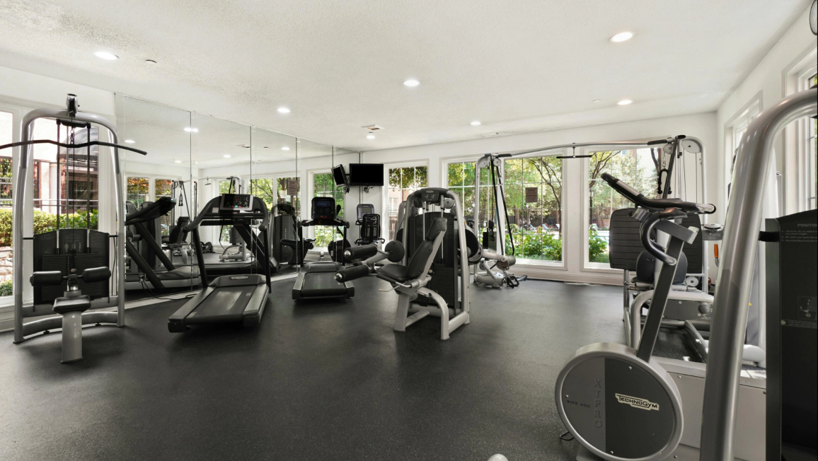 Gym Cleaning (1) Gym Cleaning (1)